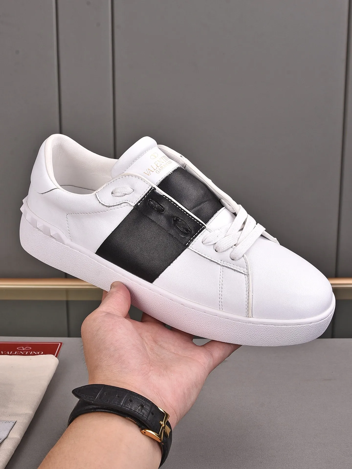 Men's shoes 440💰 (men and women couples) Valentino classic color matching series casual shoes. Made with heavy craftsmanship, good products pay attention to every detail. A must-have trendy item that can be worn all year round, it has been worn by many celebrities and Internet celebrities~~Imported cowhide surface, unique design concept, sheepskin lining, counter quality. Women’s clothing 35-40. Men’s clothing 39-44, 45-46 (returns and exchanges are not supported for custom-made items)